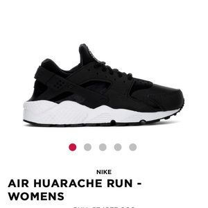 Black women’s Nike huaraches excellent condition